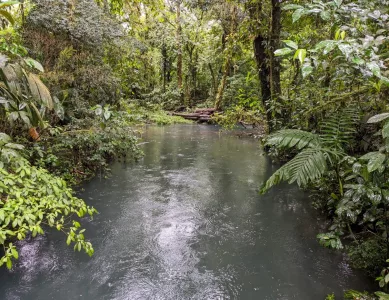 Rio Celeste wenig verzaubernd – Regen im Regenwald zur Regenzeit