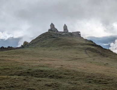 Gergetier Dreifaltigkeitskirche – Wandern im Kaukasus