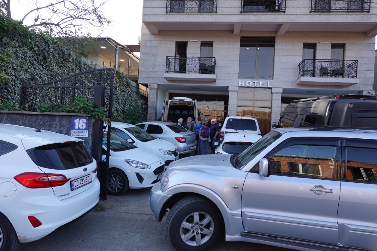 Park Chaos vor dem Hotel