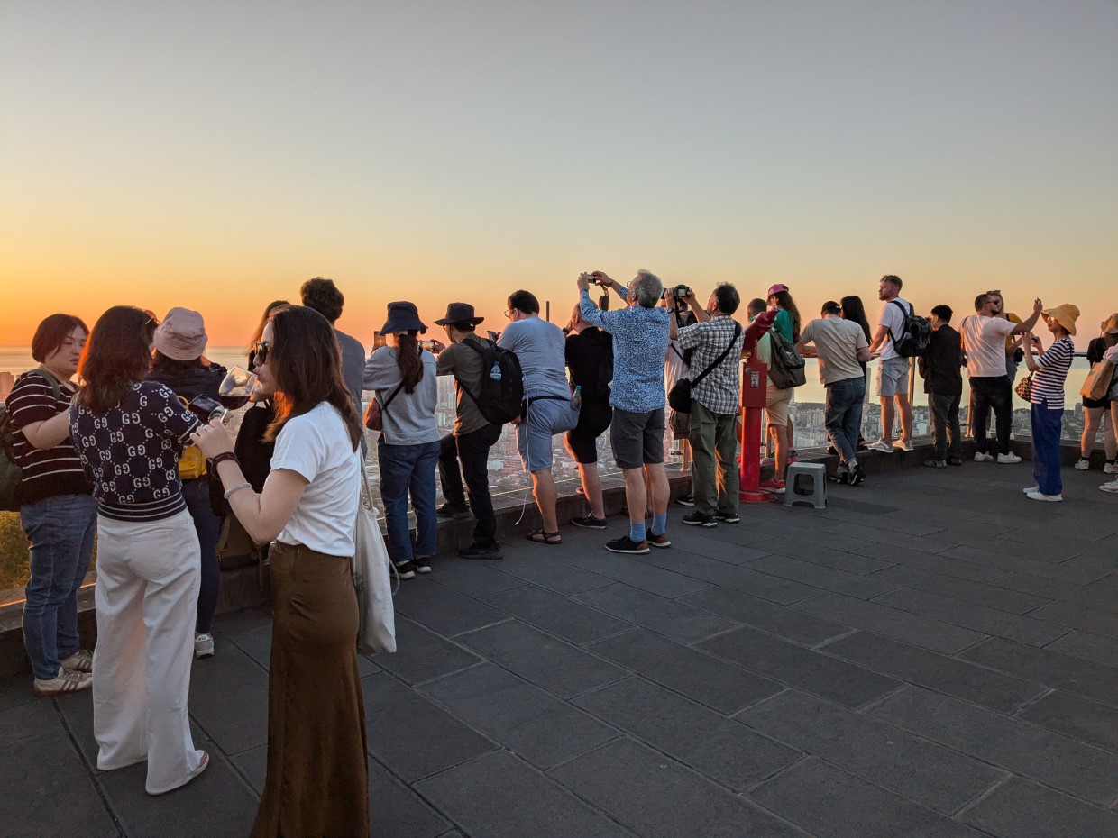 Batumi - Leute schauen sich den Sonnenuntergang an.